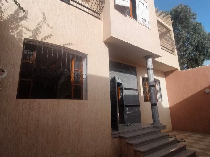 Villa à vendre de 233m² sur 3 niveaux située à Hay Dakhla